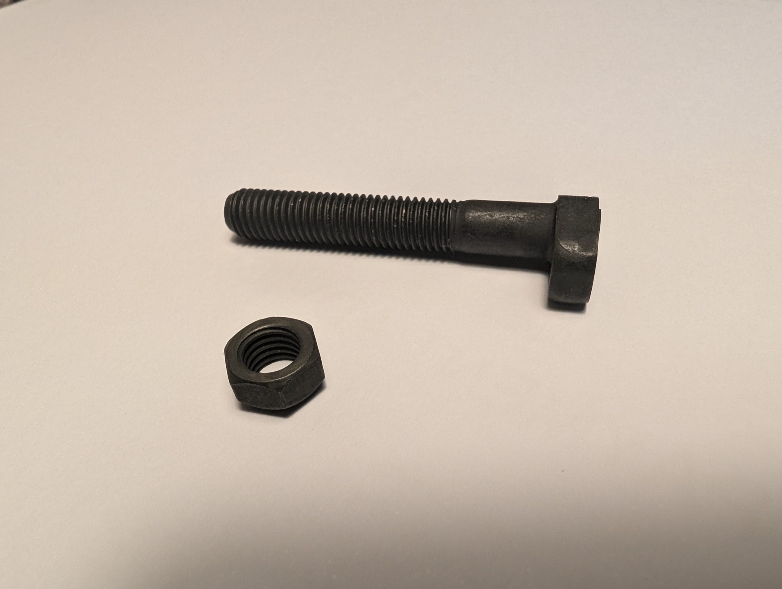 Hockey stick retaining bolts for driveshaft intermediate bearing